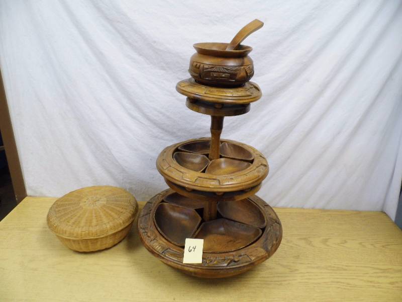 lot 64 image: Lazy Susan