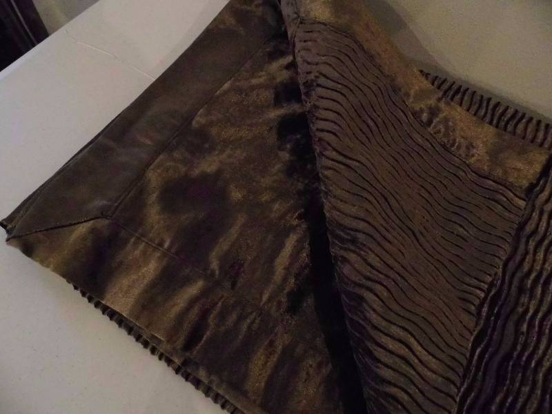 lot 123 image: New Queen Size Bed Throw & Box Sock