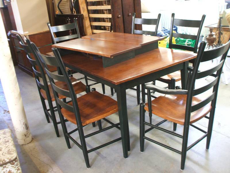 lot 401 image: DINING SET