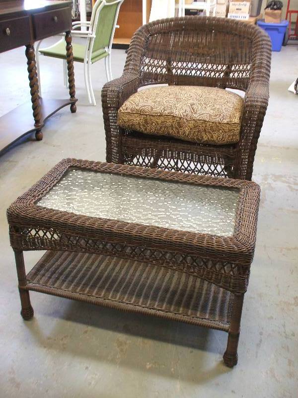 lot 402 image: WICKER PATIO SET