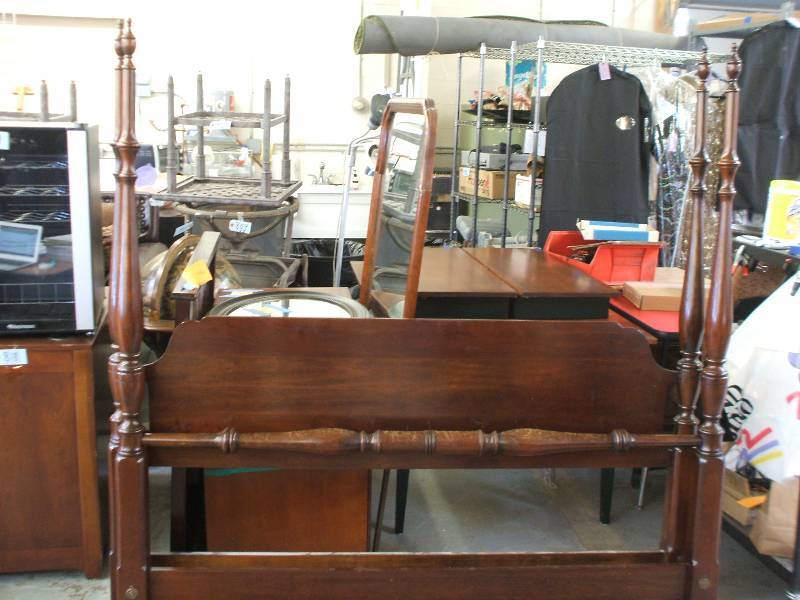 lot 406 image: PENNSYLVANIA HOUSE 4 POSTER HOUSE BED