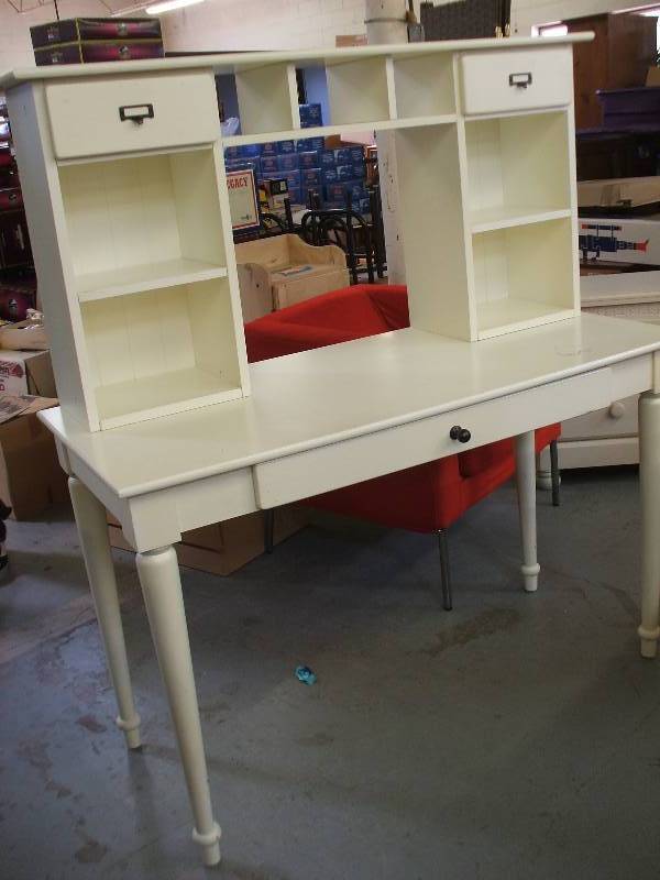 lot 409 image: DESK WITH HUTCH