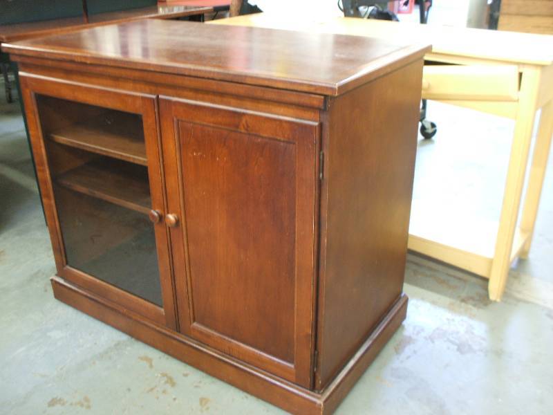 lot 411 image: ROLLING MEDIA STAND WITH SWIVEL TOP