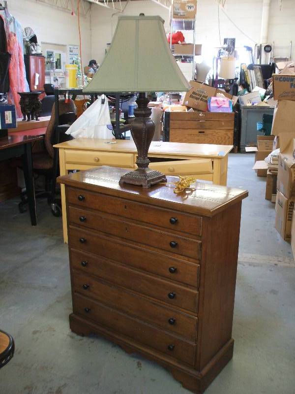 lot 412 image: DREXEL 4 DRAWER CHEST WITH LAMP