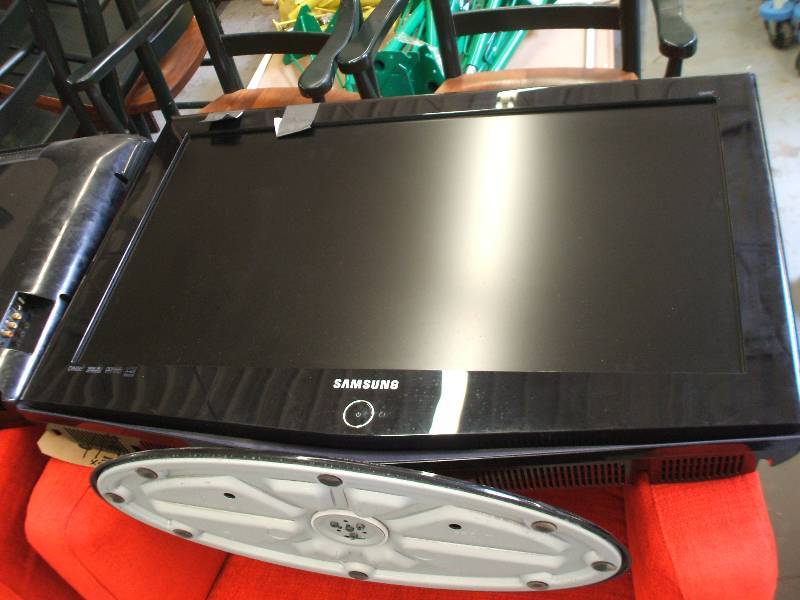 lot 418 image: SAMSUNG LCD  HD  FLAT SCREEN TV