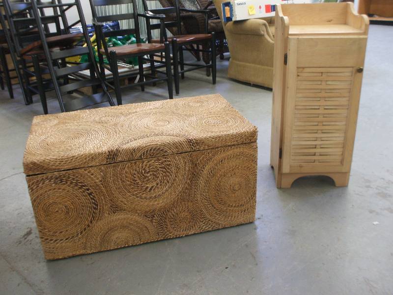 lot 422 image: BRAIDED ROPE TRUNK