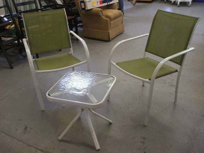 lot 423 image: PATIO SET