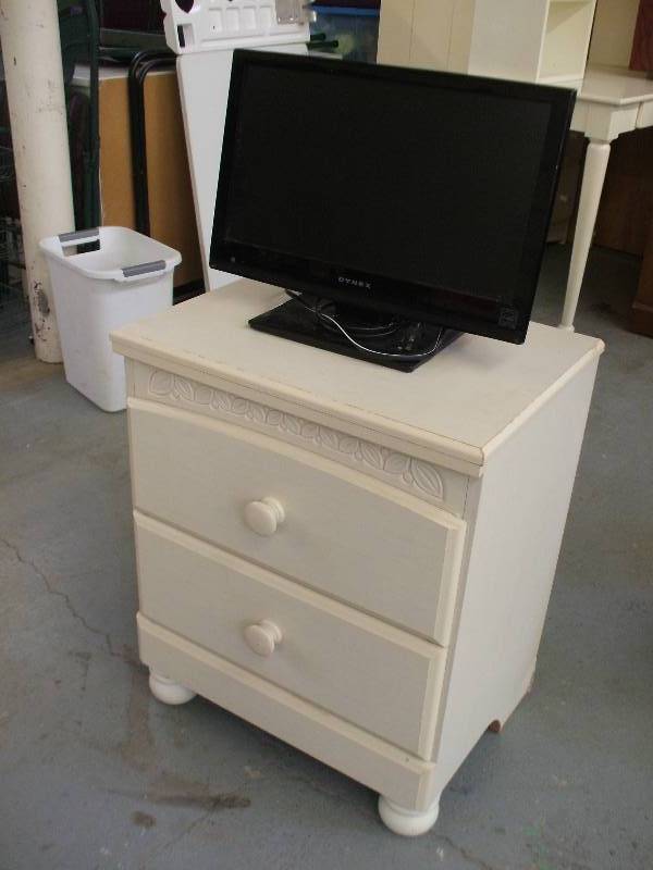 lot 424 image: FLAT SCREEN TV AND END TABLE