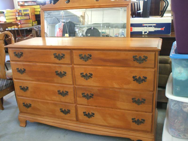 lot 429 image: 8 DRAWER DRESSER WITH MIRROR