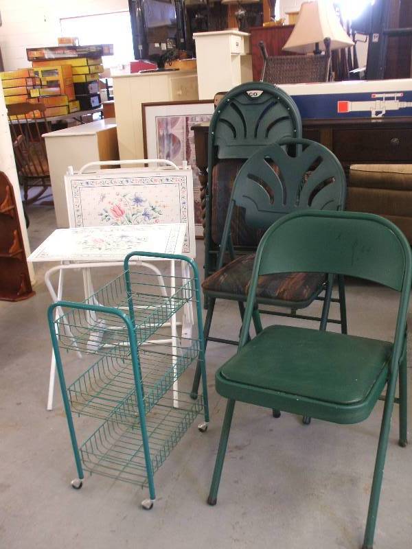 lot 431 image: FOLDING CHAIRS AND TV TRAYS