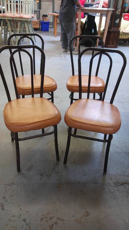 lot 433 image: KITCHEN CHAIRS