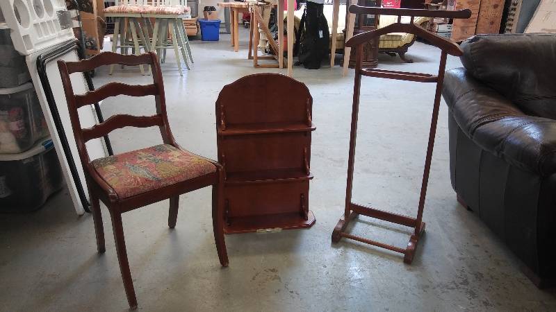 lot 434 image: SUIT VALET AND MORE