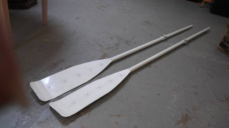 lot 438 image: SCULL BOAT OARS