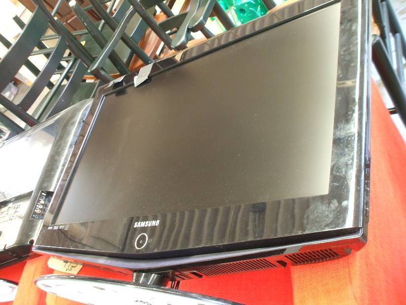 lot 419 image: SAMSUNG LCD  HD FLAT SCREEN TV