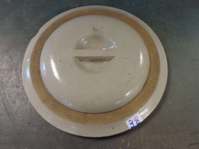 lot 38 image: Red Wing Crock Lid