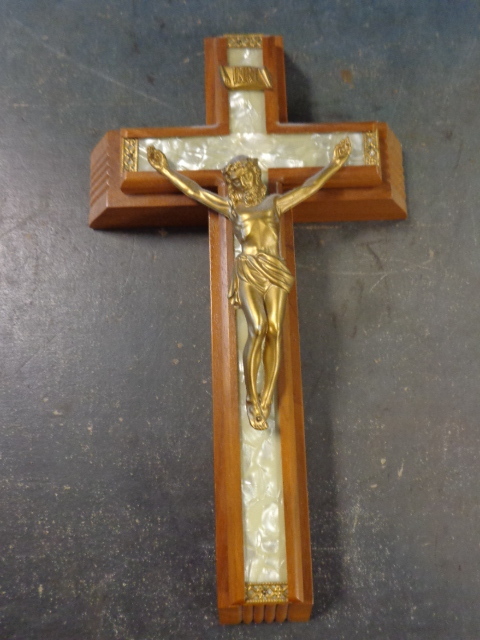lot 42 image: Crucifix
