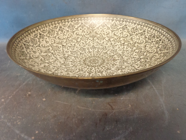 lot 6 image: Decorative Brass Bowl