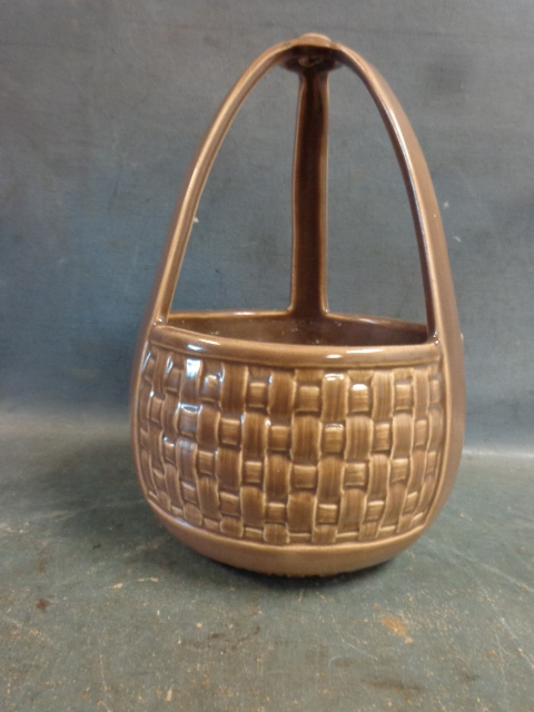 lot 100 image: Red Wing Planter