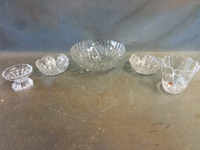 lot 147 image: Glass Bowls