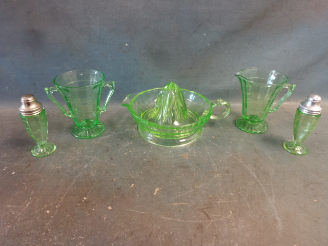 lot 161 image: Green Glassware