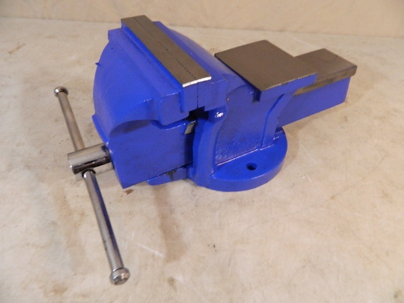 lot 13 image: New Bench Vise