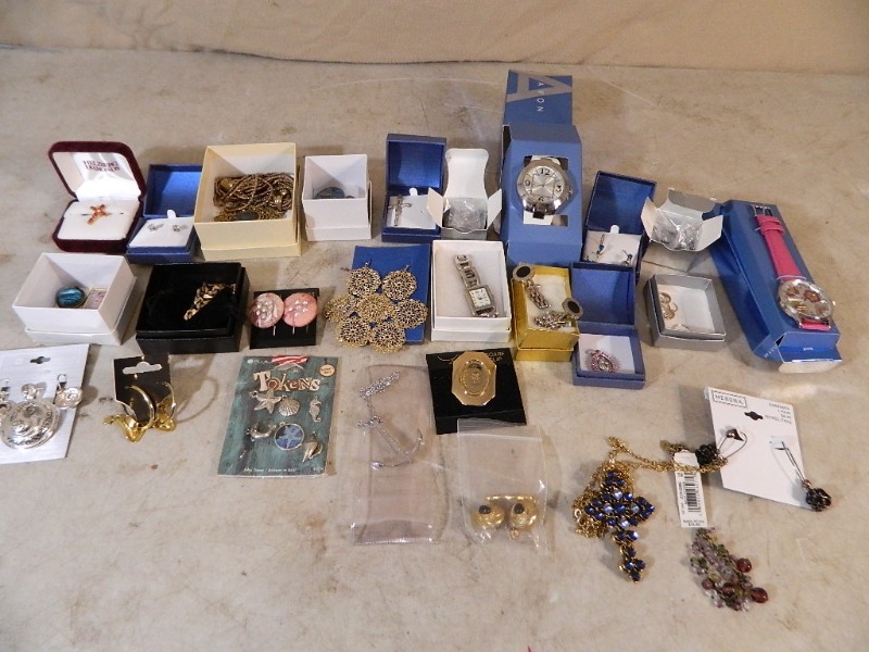lot 92 image: Estate Jewelry
