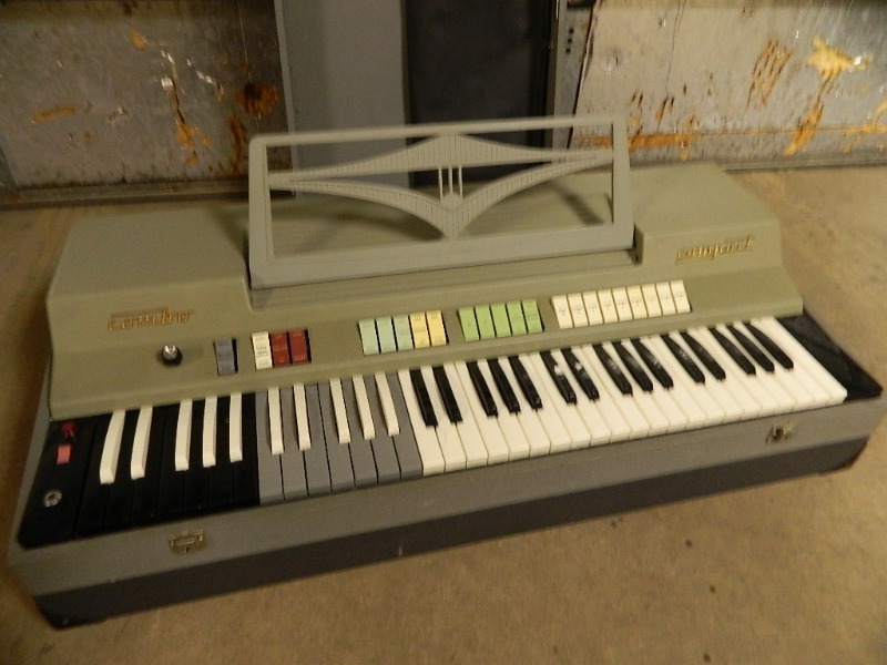lot 6 image: Farfisa Organ