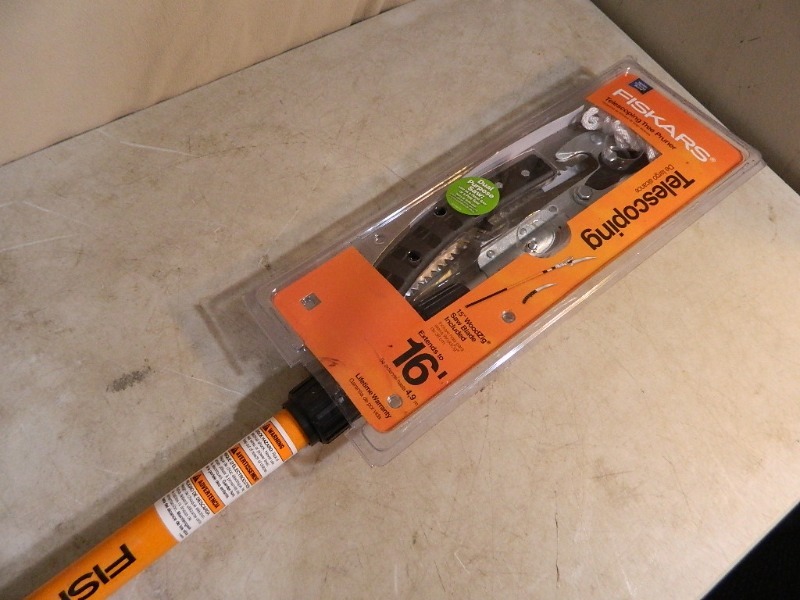 lot 137 image: New Telescoping Pruner  Saw