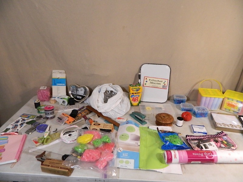 lot 194 image: Craft Supplies