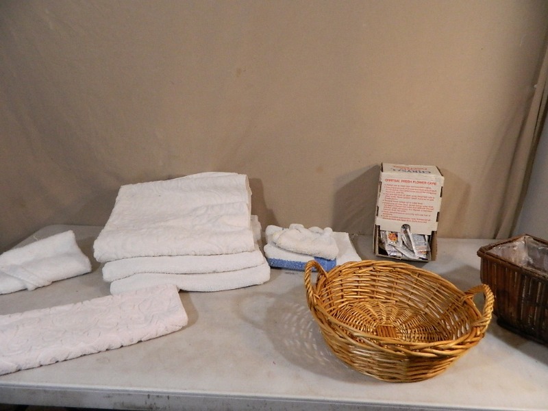 lot 206 image: Towels, Fresh Flower Food, and More