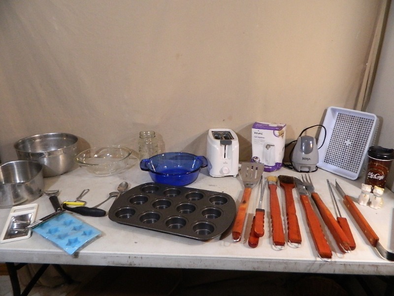 lot 216 image: Kitchen Items