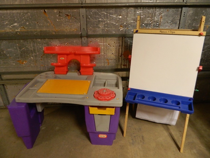 lot 221 image: Kids Easel and Little Tykes Workbench