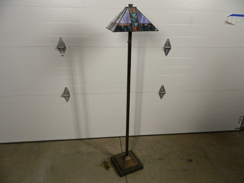 lot 37 image: Tall Floor Lamp