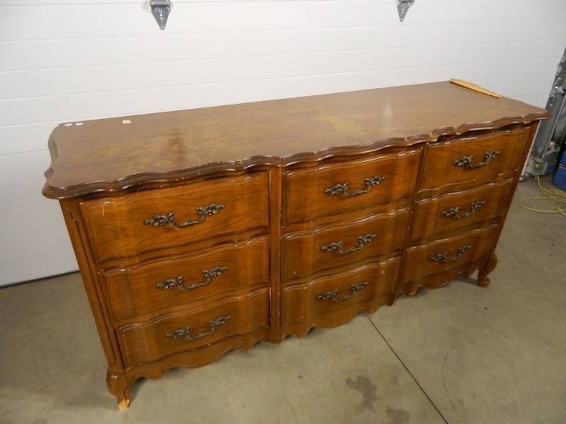 lot 54 image: 9 Drawer Dresser