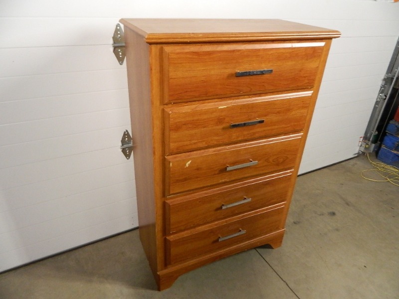 lot 52 image: 5 Drawer Dresser