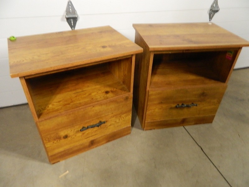 lot 53 image: 2 Nightstands