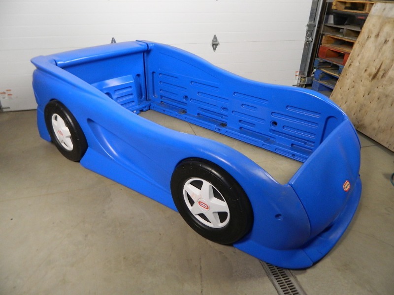 lot 55 image: Little Tykes Racecar Bed
