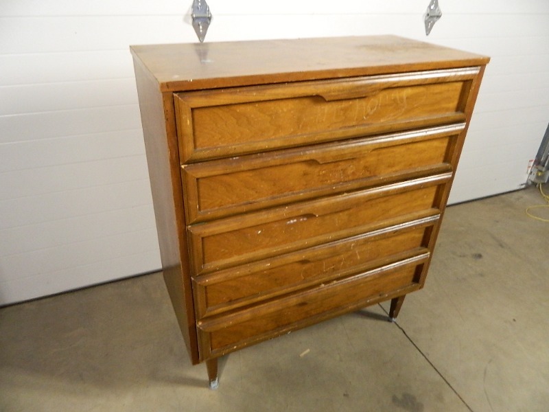 lot 58 image: 5 Drawer Dresser