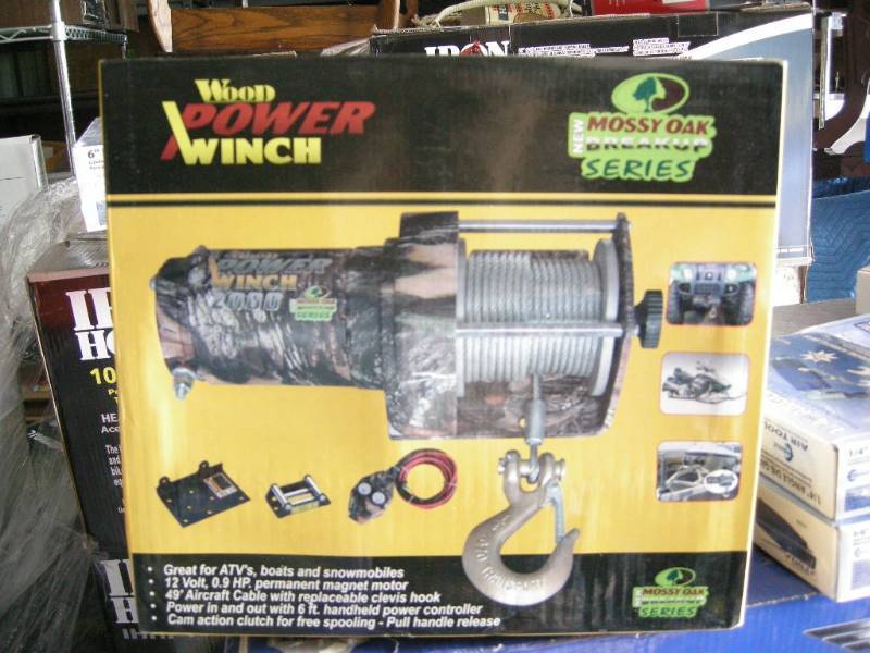 lot 19 image: 2000lb Wood Power Winch