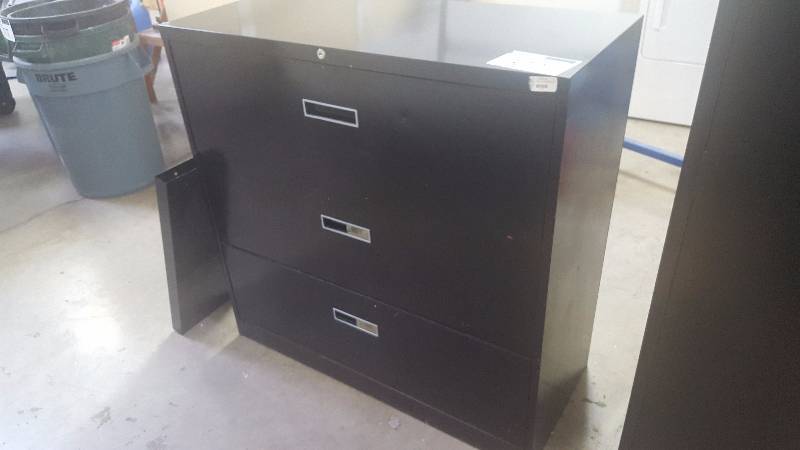 lot 322 image: 3-Drawer Locking Metal Lateral File Cabinet