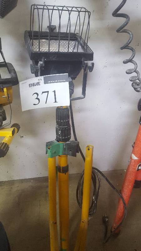 lot 371 image: Single Head Shop Light w Tripod Stand