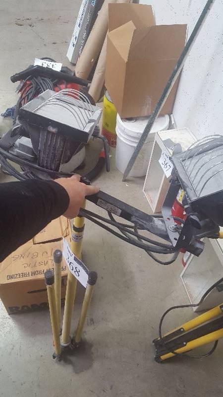 lot 368 image: Dual Head Shop Light w Tripod Stand