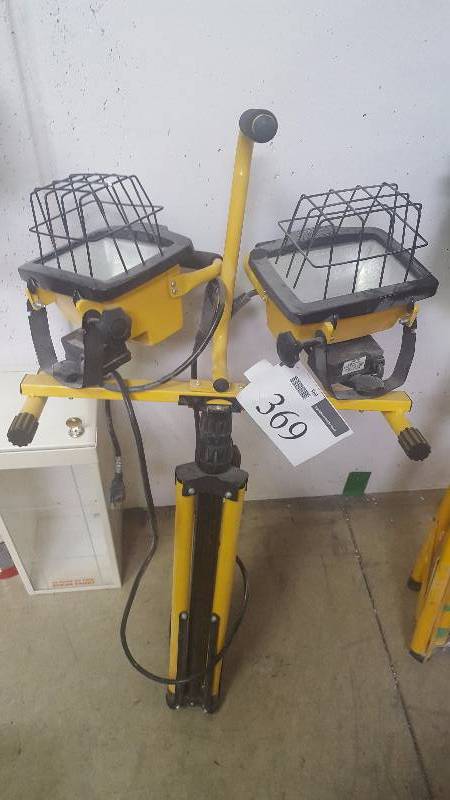 lot 369 image: Dual Head Shop Light w Tripod Stand