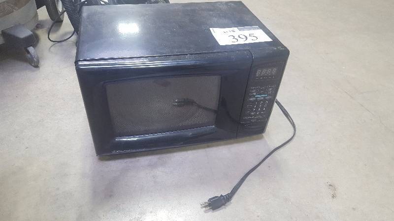 lot 395 image: Emerson Microwave Oven