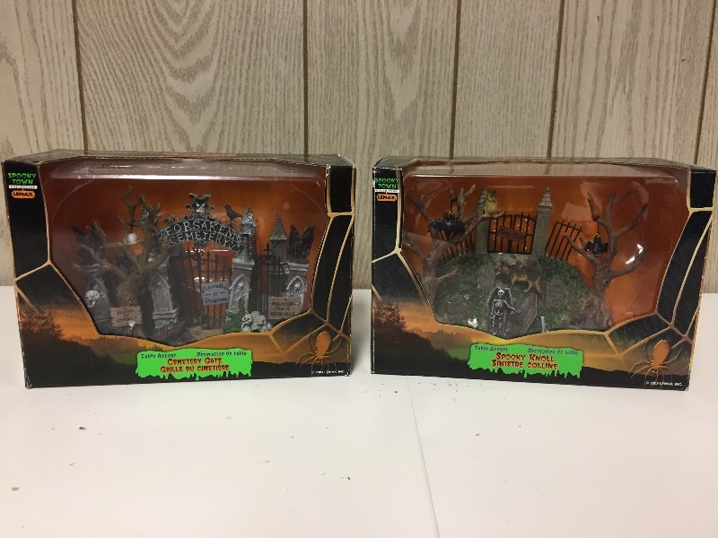 lot 81 image: LEMAX Halloween Village Accessories