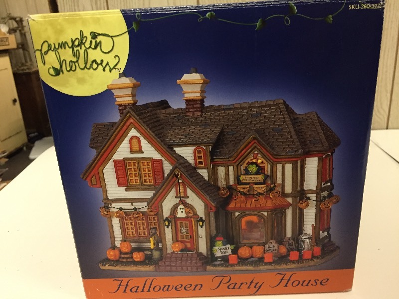lot 89 image: PUMPKIN HOLLOW Halloween Village Halloween Party House
