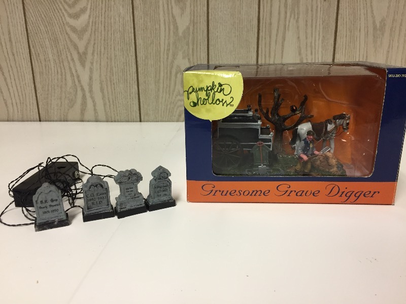 lot 93 image: PUMPKIN HOLLOW Halloween Village Accessories