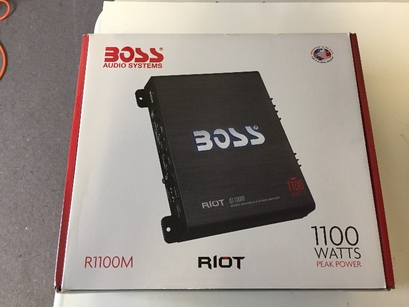 lot 32 image: Mosfet Monoblock Power Amplifier Boss R1100M
