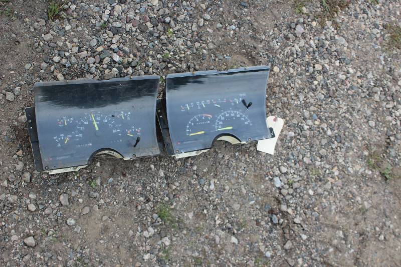 lot 291 image: 1994-1995 Chevrolet 12-ton 4x4 Gauge Cluster