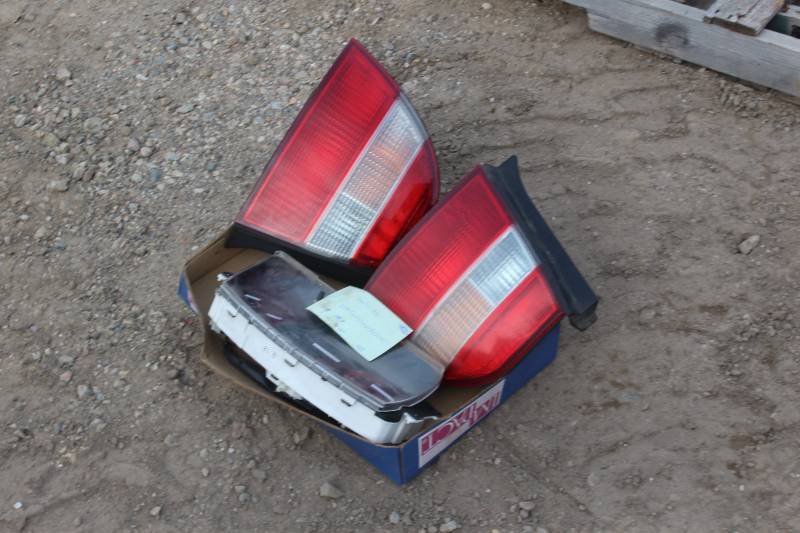 lot 293 image: 1994 Honda Civic Dash, Tail Lights
